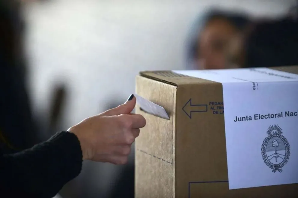 La oposición salteña pidió que se prohíba ingresar a votar con celulares    