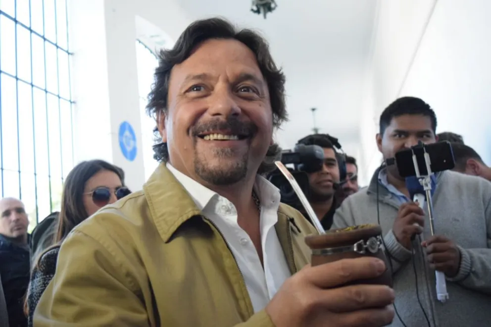 Gustavo Sáenz lidera las encuestas con más de 20 puntos de diferencia