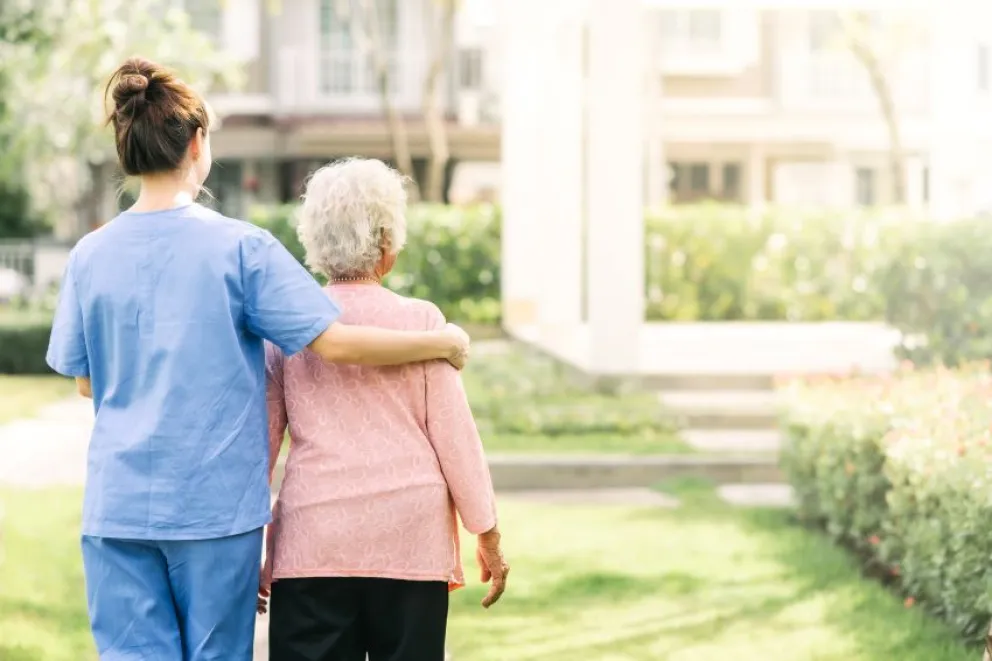 Cuidadores de adultos mayores: así quedaron establecidos los sueldos básicos