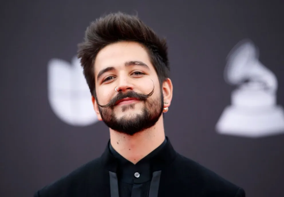 Evaluna no lo puede creer: Camilo recibió un desopilante regalo durante un show y causó furor
