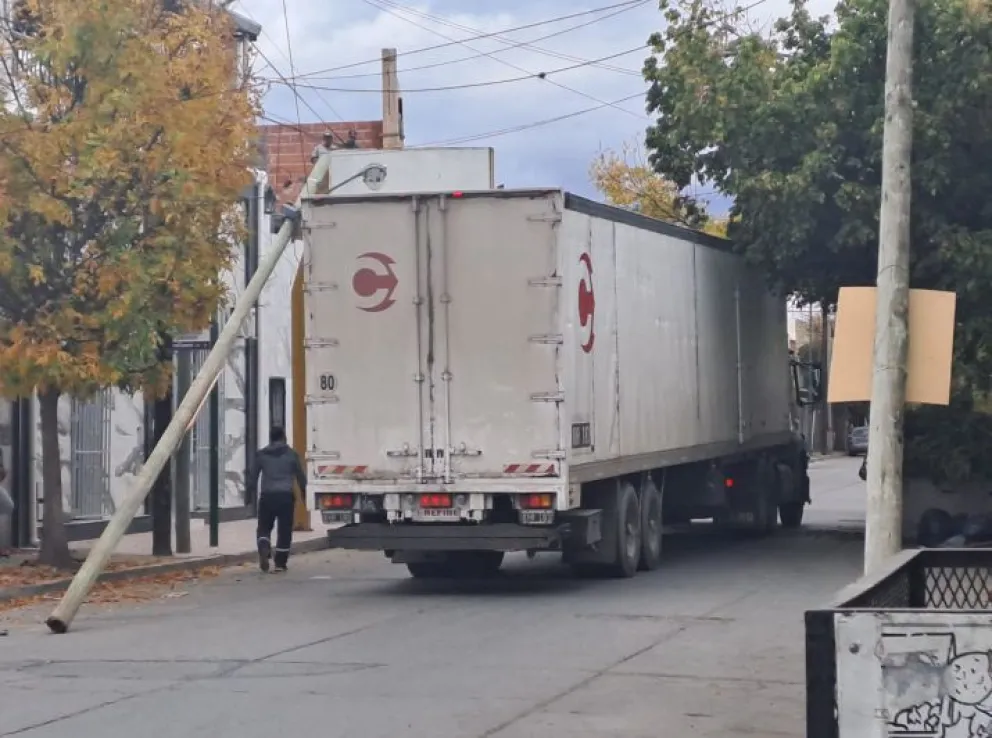 En Salta un camión provocó un importante accidente que casi genera una enorme tragedia