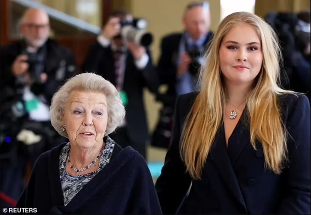 Otros looks de lujo: así vistieron la princesa Amalia y la princesa Elisabeth de Bélgica en la reunión de líderes mundiales previa a la coronación