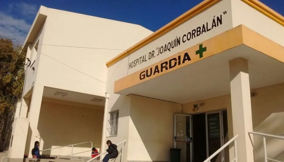 VÍDEO: Una anciana sufrió un ACV, no llegó la ambulancia y debió ser trasladada en un colchón    