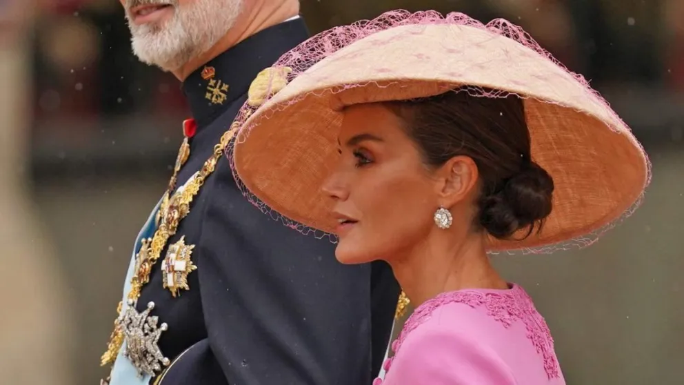 Estos son los secretos del cuestionado y repudiado look de la reina Letizia en la coronación