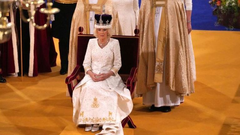 El bordado del vestido de la reina Camila.