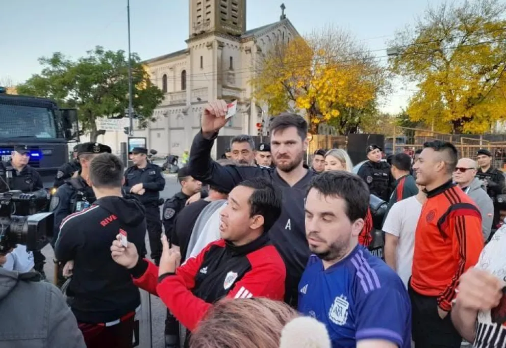 Incidentes en el Monumental: hinchas de River se enfrentan con la policía en el ingreso al Superclásico