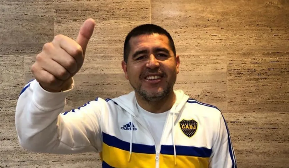 El tapado de Riquelme: el ex compañero de Lionel Messi que llegaría a Boca Juniors para la Libertadores