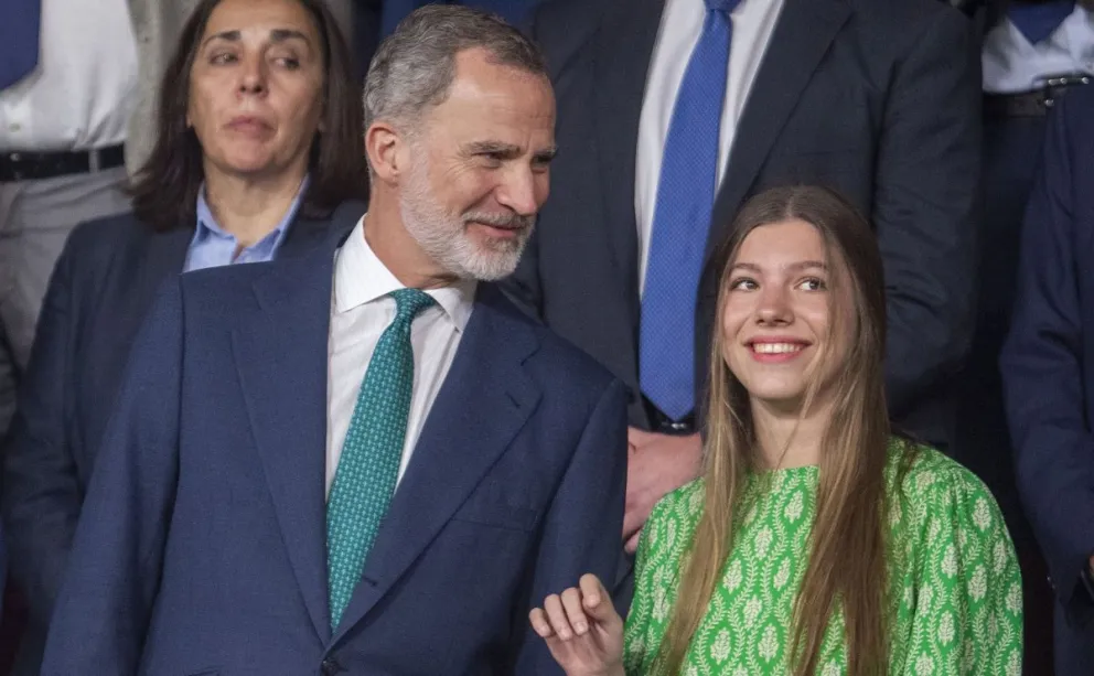 El rey Felipe VI cariñoso y feliz junto a la infanta Sofía: la princesa Leonor celosa