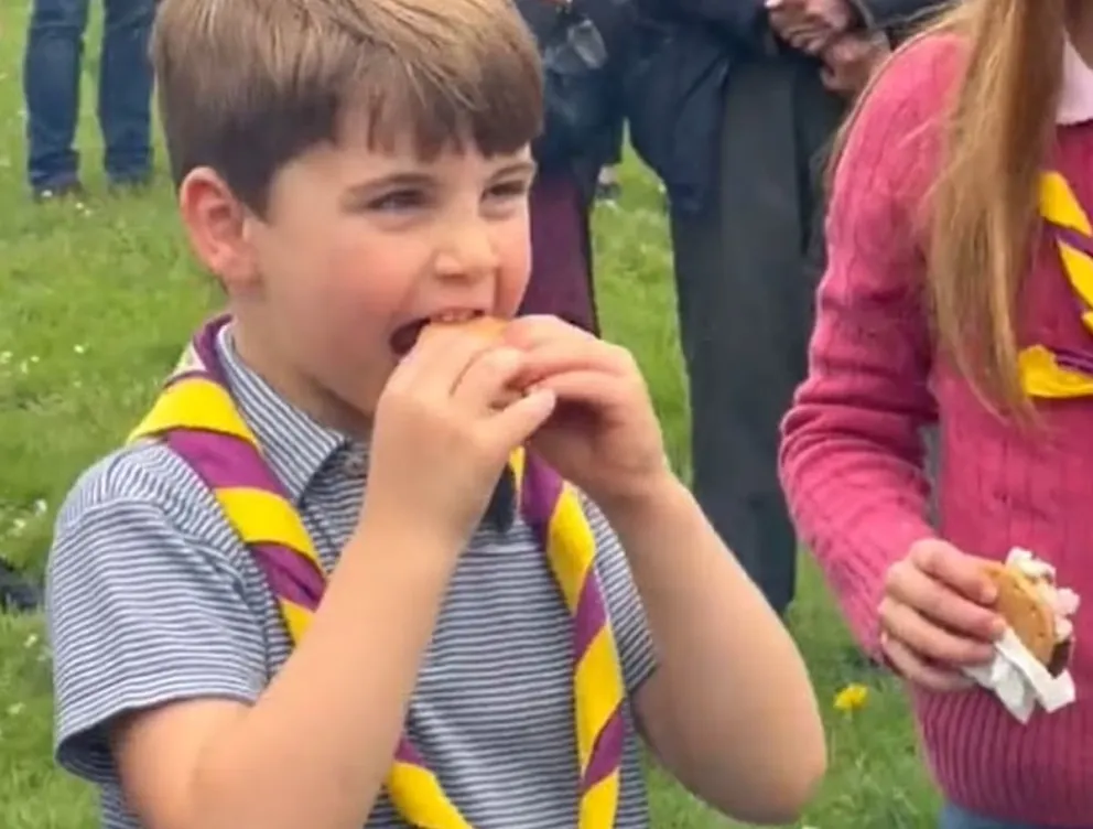 Principito excavador: el príncipe Louis se une al principe Guilllermo, George, y las princesas Kate Middleton a cargo de una JCB en su primer día de compromiso oficial (video)