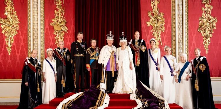 Foto oficial realeza brit&aacute;nica