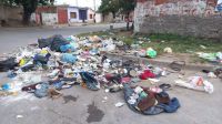 Vecinos piden limpieza: un gran basural en la esquina de barrio Ceferino
