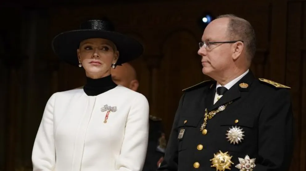 Coronación: así de distantes y hostiles reaparecieron Charlene y Alberto de Mónaco en Inglaterra