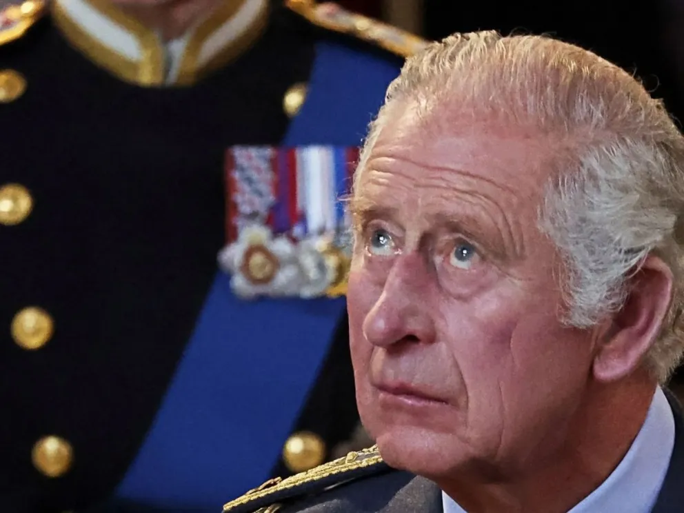 El mal humor que demuestra el rey Carlos III a sus ayudantes por estas exigentes órdenes