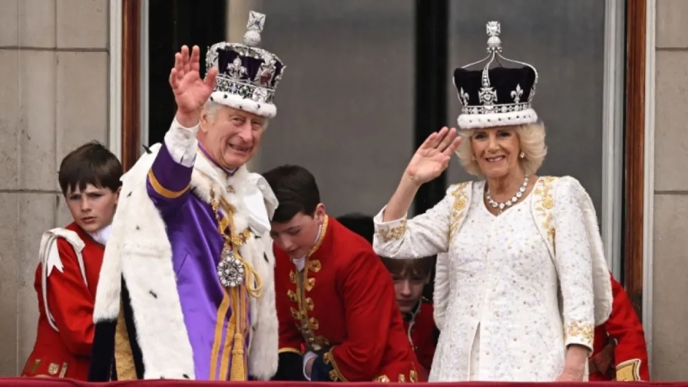 Experta en lenguaje corporal analiza las nuevas fotos oficiales del rey Carlos III y Camilla Parker en la coronación