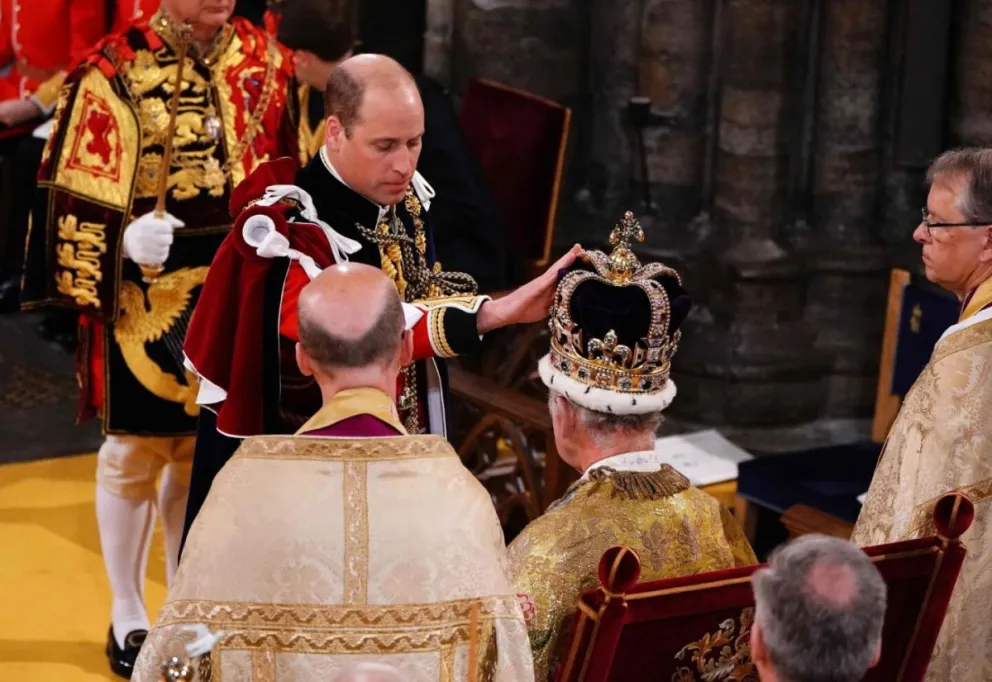 Lo que reveló el lenguaje corporal del príncipe Guillermo en el homenaje al rey Carlos III