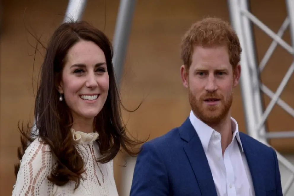 Se publica presunta foto del beso del príncipe Harry y Kate Middleton: esto sabemos