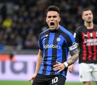 Festeja Lautaro Martínez: el Inter le ganó al Milan y ya tiene un pie y medio en la final de la Champions