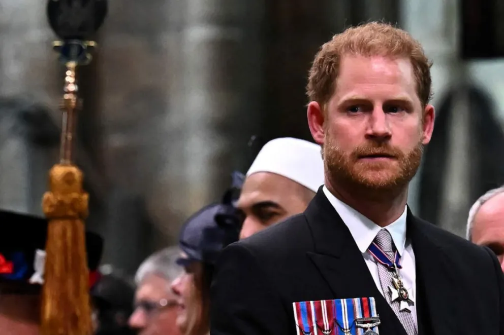 Así demostró Harry lo harto que está de la monarquía en la coronación de Carlos III: todos atónitos