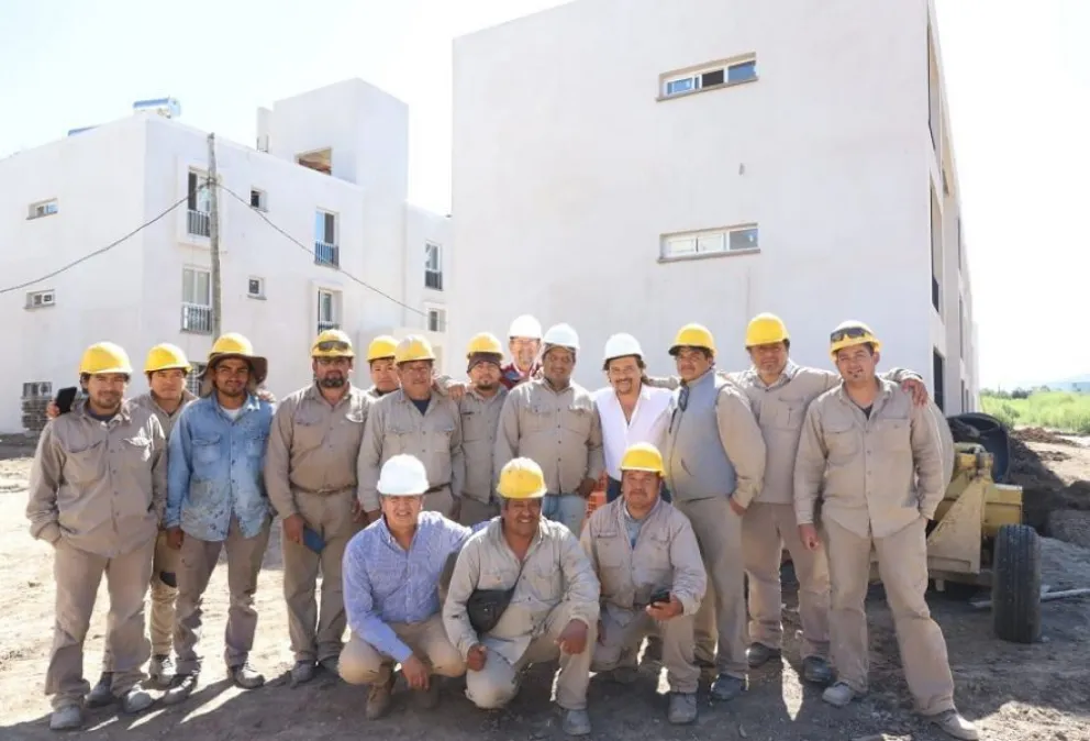 Gustavo Sáenz: recorrió las obras de 1100 viviendas que dan 2 mil puestos de trabajo