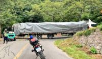 Un camión con gran cargamento quedó atrapado en la subida del cerro San Bernardo