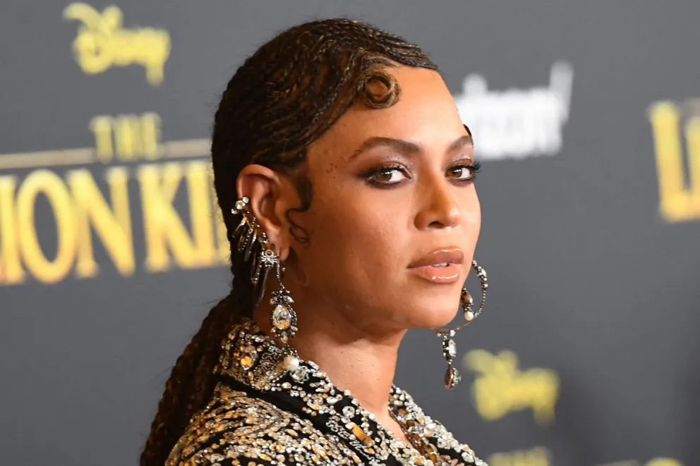 Lo hizo de nuevo: Beyoncé cautivó a todos con estos deslumbrantes looks llenos de brillos