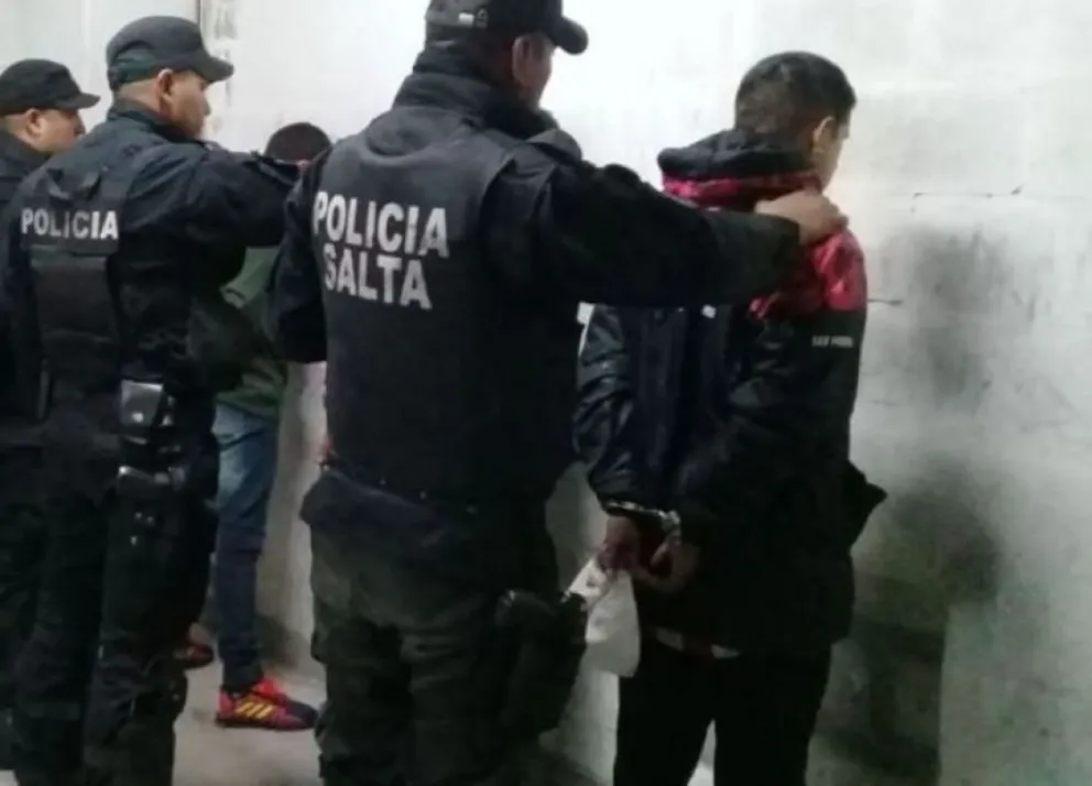 La policía fue por un incidente de violencia familiar, pero en la casa encontraron drogas