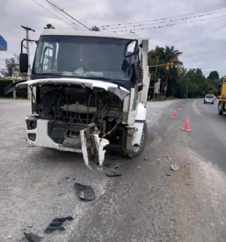 Un chofer de SAETA cruzó en rojo y chocó de lleno contra un camión municipal     