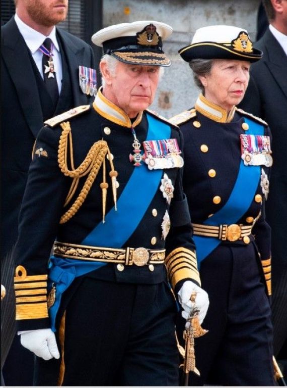 Rey Carlos III junto a la princesa Ana.