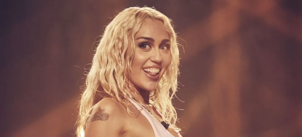 Al borde de la censura: Miley Cyrus festejó un nuevo logro de "Flowers" con una foto picante