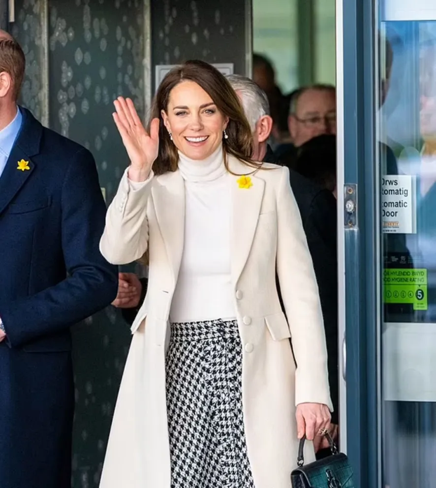 El  maravilloso detalle de los vestido de Kate Middleton que los hace ver auténticamentre reales: te lo contamos