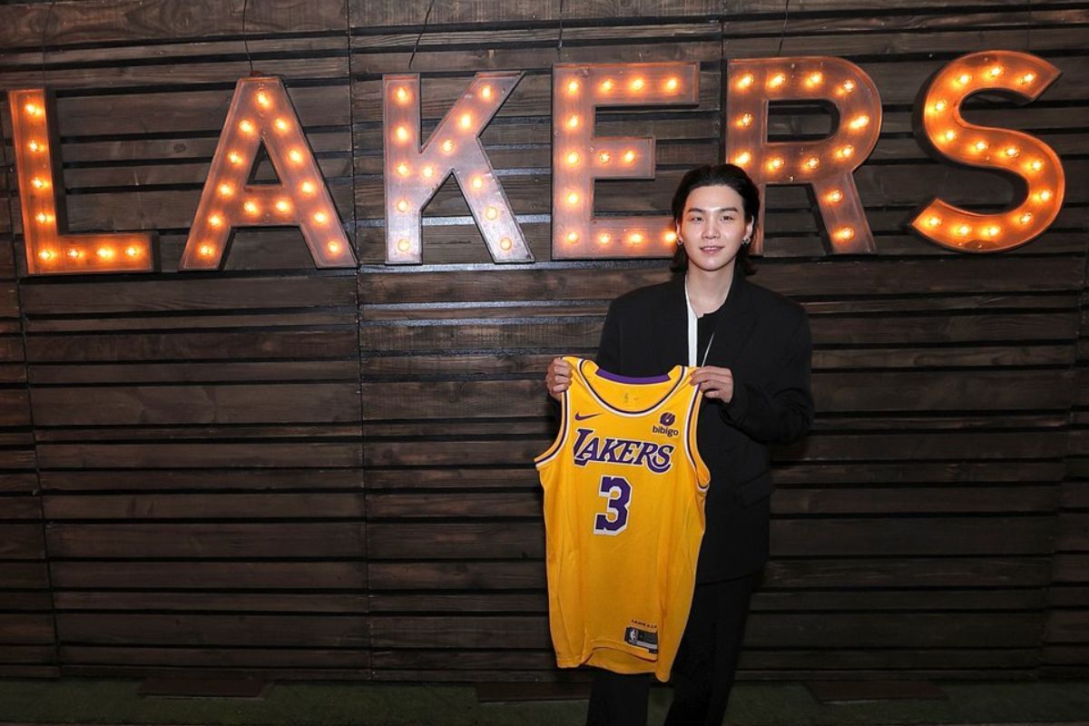 Suga de BTS con la camiseta de los Lakers.