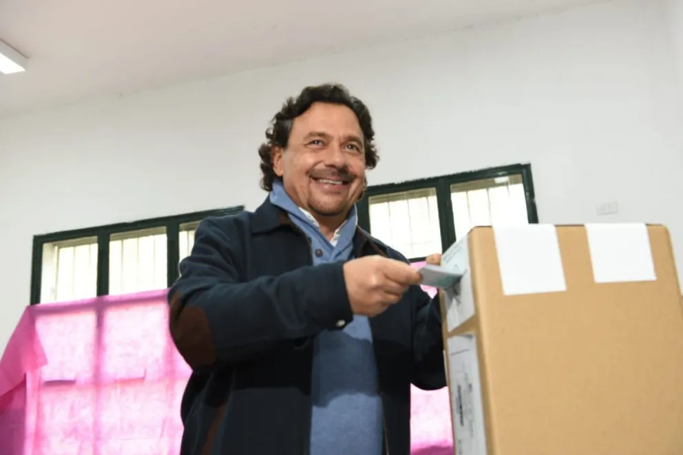 Votó Gustavo Sáenz: “Hasta que no termine el partido, todo puede pasar” 