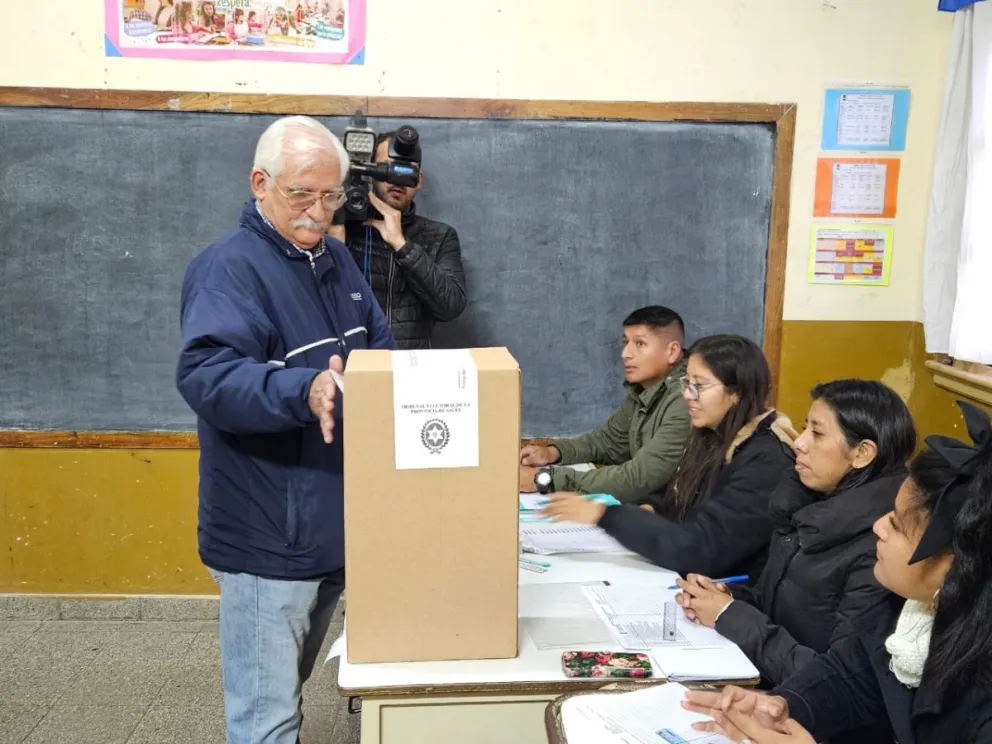 Carlos Zapata se acercó a emitir su voto e invitó a denunciar cualquier “maniobra sospechosa”