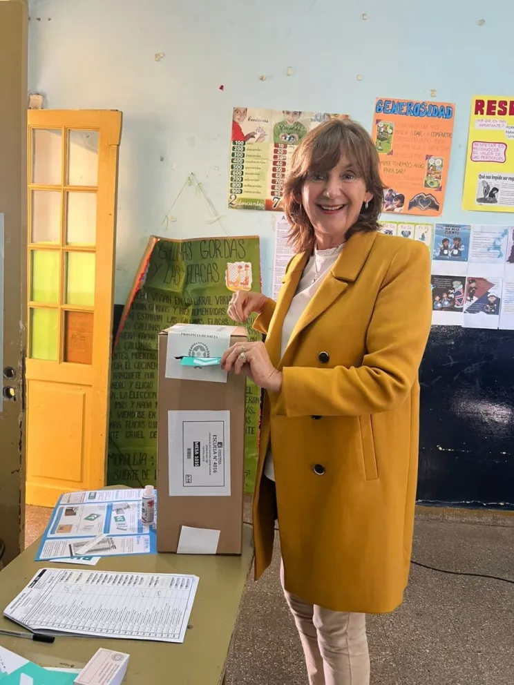 Virginia Cornejo emitió su voto y se mostró expectante por la jornada