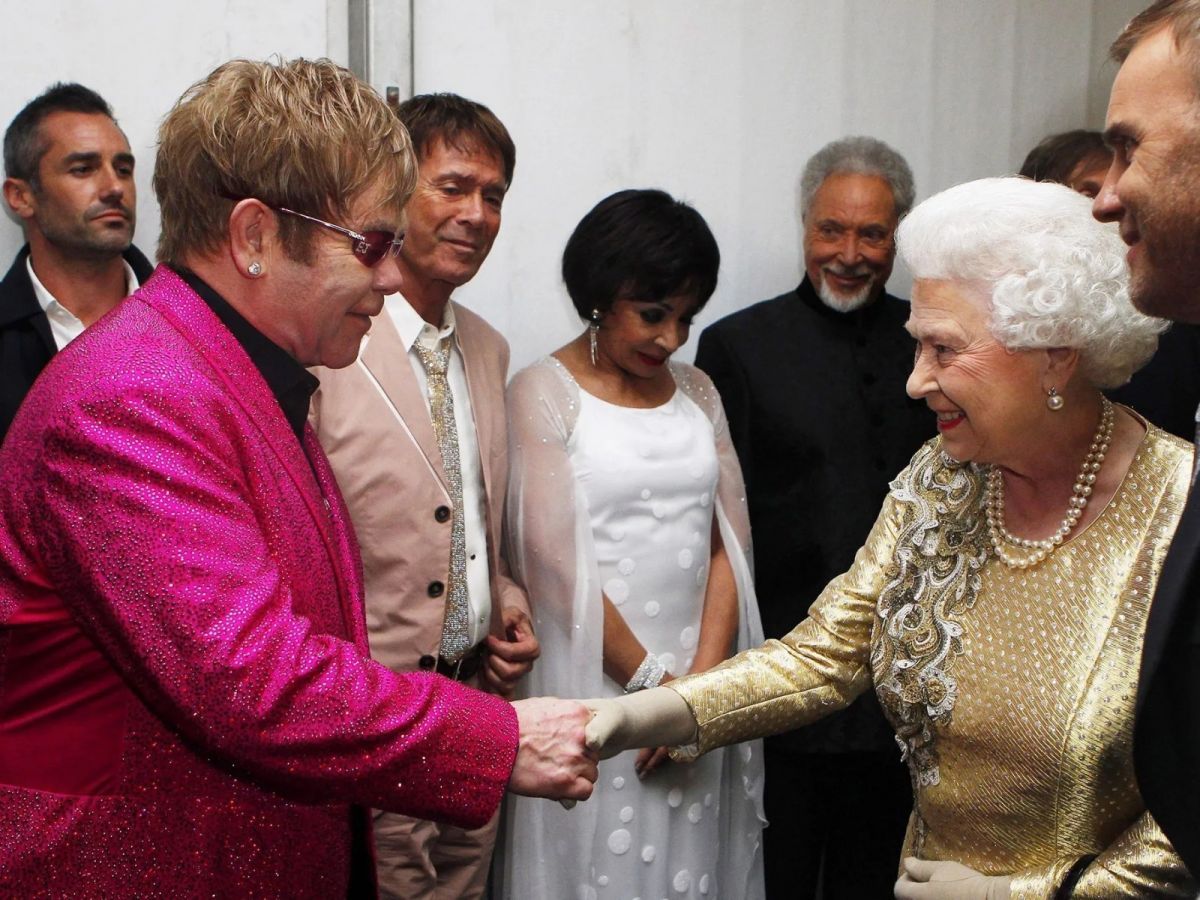 Reina Isabel II con Elton John