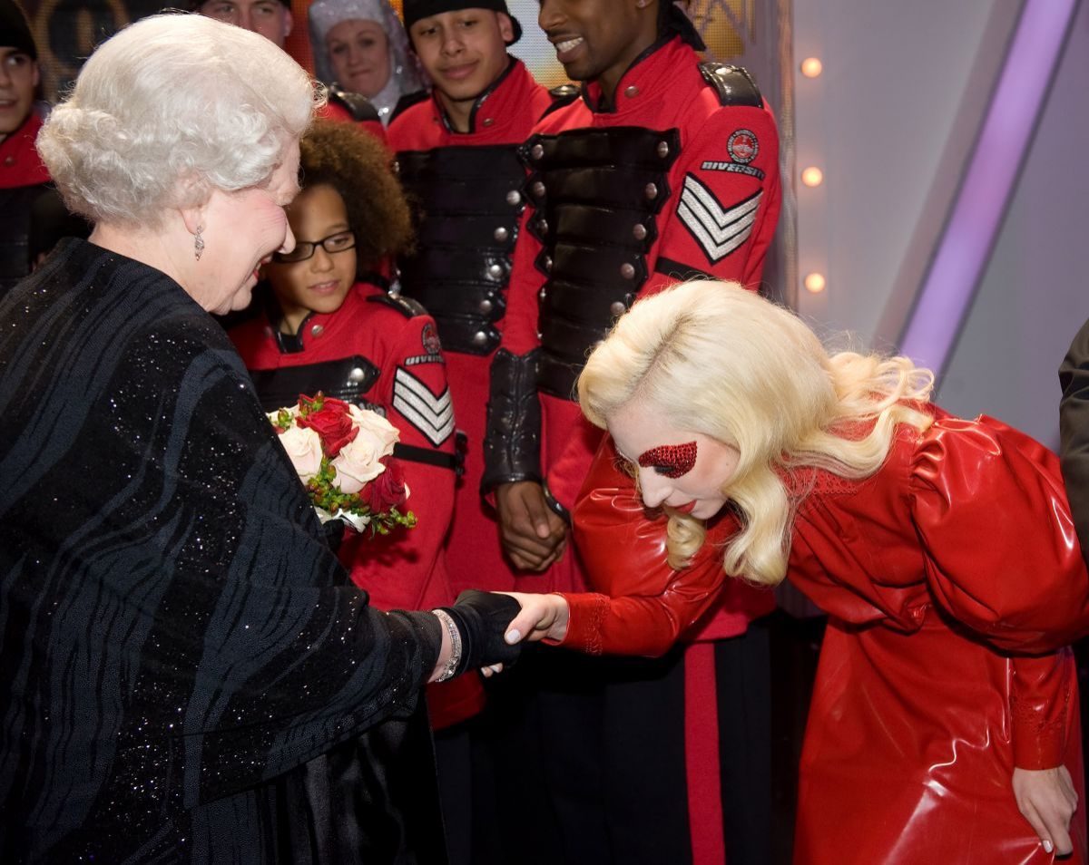 reina Isabel II con Lady Gaga