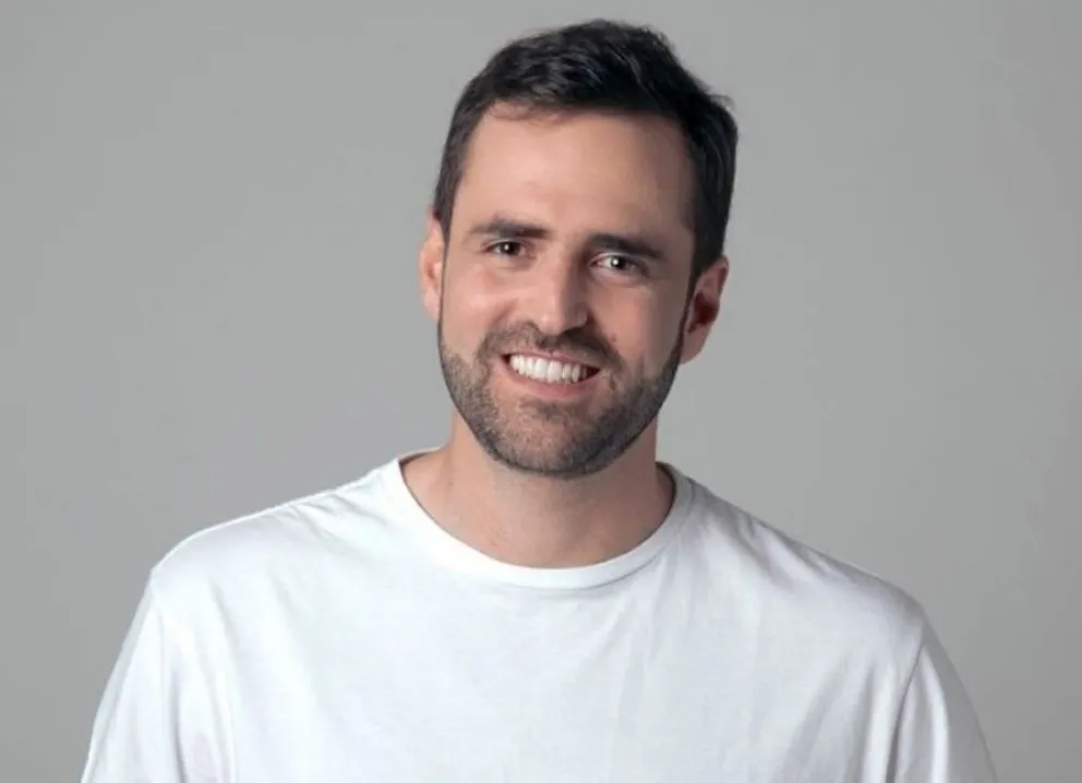 Emiliano Estrada emitió su voto y apuntó: “Hay que hablarle a la sociedad y no discutir entre políticos”