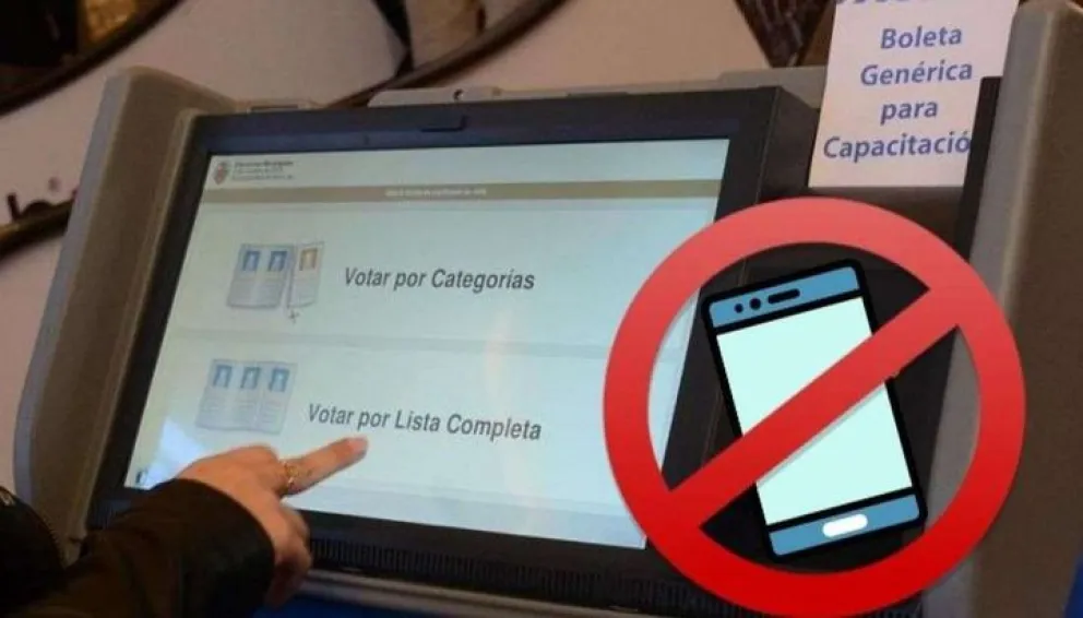 Infracción: una mujer intentó fotografiar la pantalla del voto y generó disturbios