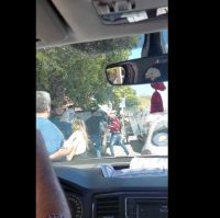 Video: Enfrentamientos y golpes por la entrega de mercadería a cambio de votos a Kuldeep Singh