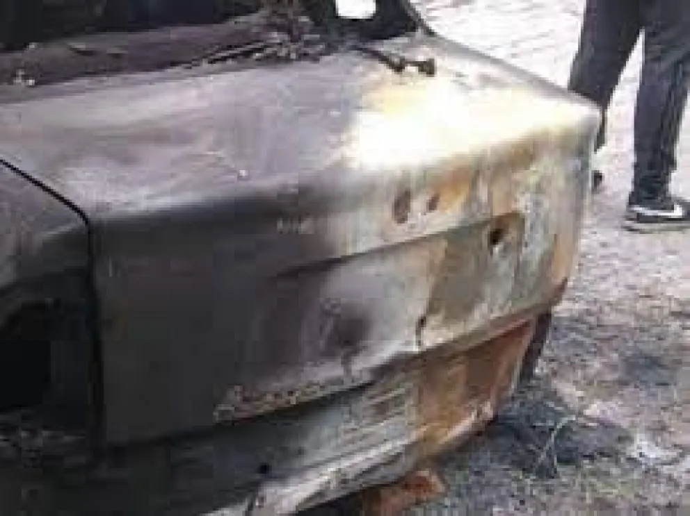 Foto: Auto incendiado. Fuente: Twitter