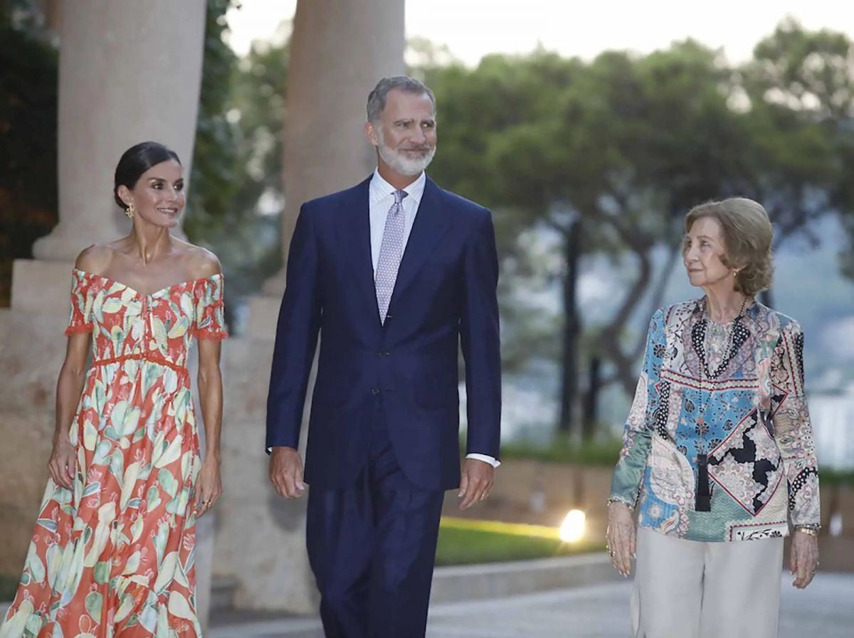 reina Letizia, rey Felipe VI y reina Sof&iacute;a