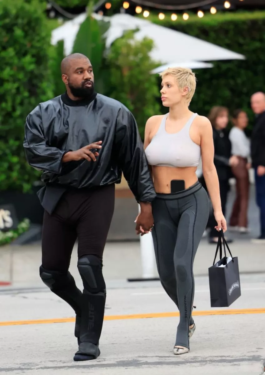 Kanye West junto a su esposa