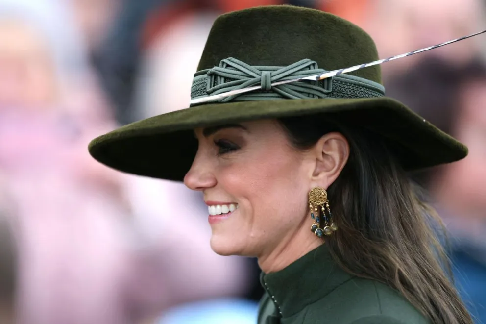 Kate Middleton no lo sabía: esta es la historia oculta que une a Carlos III con su diseñadora de sombreros