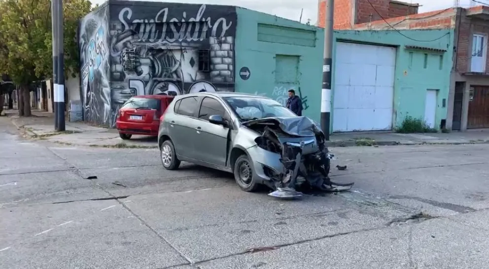 Taxista terminó incrustado en la pared tras un terrible choque 