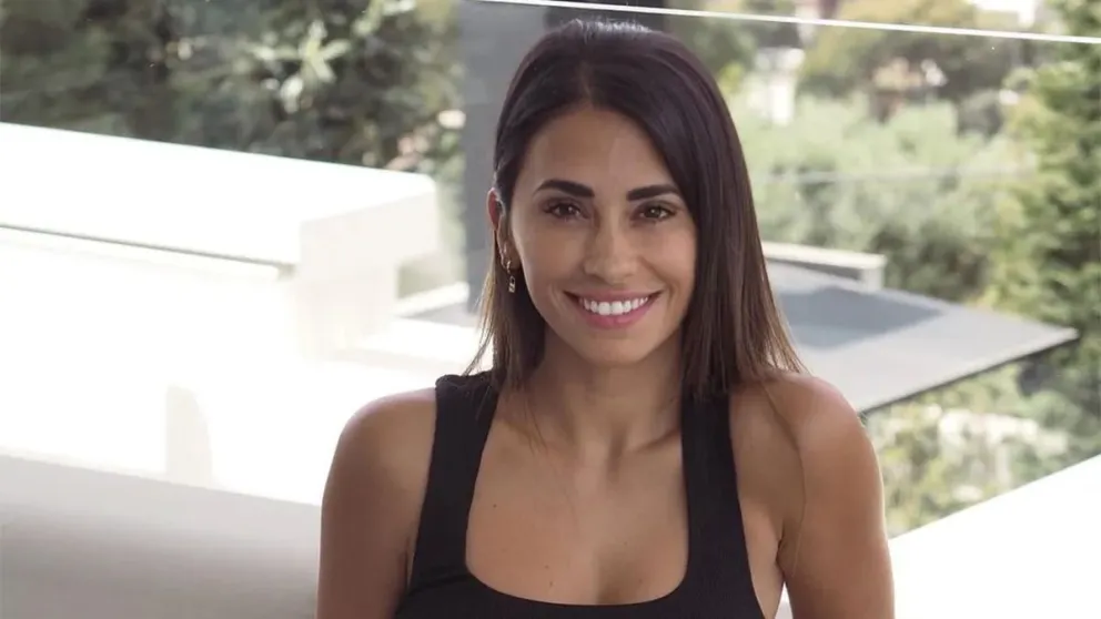 Esplendorosa: Antonela Roccuzzo impresionó en un evento de París con un estilo total white