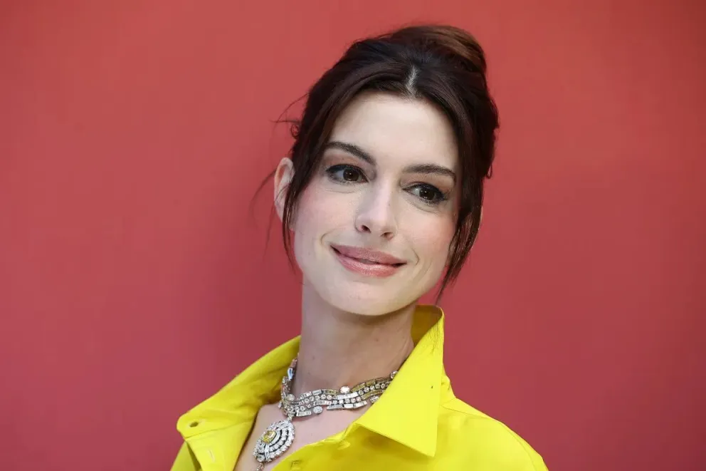 ¡Para el infarto! Anne Hathaway se impone en la Alfombra Roja con brillos y transparencias