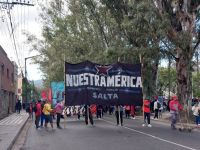 Caos en el centro de la Ciudad de Salta por multitudinaria marcha piquetera