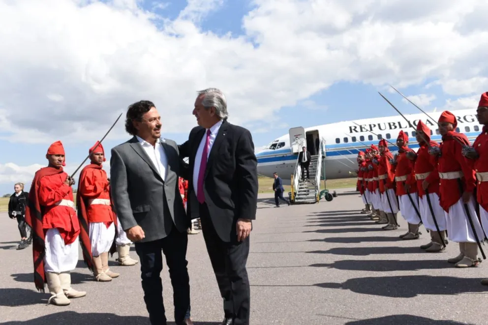 Alberto Fernández llegó a Salta y felicitó a Gustavo Sáenz por su gran hazaña en las Elecciones