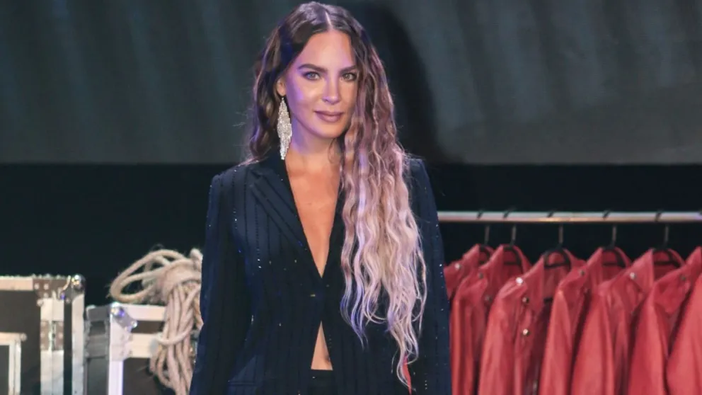 Belinda se entrega a los brazos de un misterioso hombre, para superar su dolorosa ruptura con Nodal