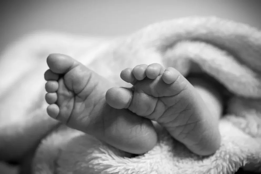 Investigan a la madre: una beba fue encontrada muerta en un tacho con agua